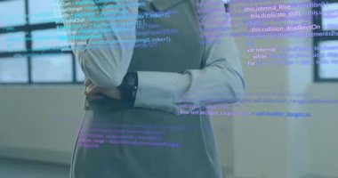 Ofisteki akıllı telefondan kadın mimar üzerinden veri işleme animasyonu. Küresel mimari, işletme, finans, hesaplama ve veri işleme kavramı dijital olarak oluşturulmuş video.