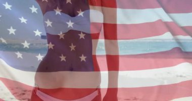Yazın, beyaz bir kadının plajda bayrak sallaması. Usa, Amerikan vatanseverliği, ulusal bayrak ve yaşam tarzı konsepti dijital olarak oluşturulmuş video.