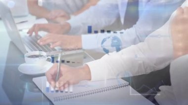 Beyaz iş arkadaşlarının raporları tartışırken grafiklerin, kürelerin ve bilgisayar dilinin animasyonu. Dijital bileşik, çoklu pozlama, iş, küreselleşme, kodlama, takım çalışması ve teknoloji konsepti.