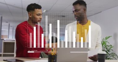 İstatistiksel veri işleme animasyonu. Ofiste tartışan iki farklı adama karşı. Bilgisayar arayüzü ve iş veri teknolojisi kavramı