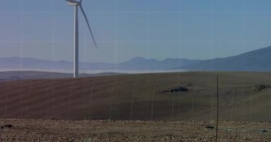 Gökyüzüne karşı dönen yel değirmeninin üzerinde grafiklerin ve değişen numaraların animasyonu. Dijital bileşik, çoklu pozlama, rapor, iş, büyüme, yeşil ve sürdürülebilir enerji kavramı.