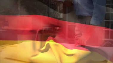 Çift ırklı mühendis üzerinde Alman bayrağının animasyonu plandaki kat planına bakıyor. Dijital bileşim, çoklu pozlama, meslek, hükümet, özgürlük ve vatanseverlik kavramı.