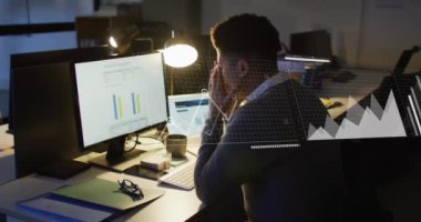 Geç saatlere kadar çalışan dizüstü bilgisayar kullanan yorgun melez adama karşı veri işleme animasyonu. Bilgisayar arayüzü ve iş veri teknolojisi kavramı