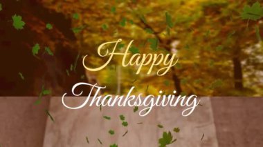 Yeşil yaprakların animasyonu ve gökyüzüne karşı blokların ve ağaçların üzerinde mutlu şükran günü metinleri. Dijital bileşim, çoklu pozlama, doğa, şükran günü kutlaması, gelenek ve sonbahar konsepti.