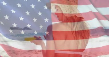 Yazın, beyaz bir kadının plajda bayrak sallaması. Usa, Amerikan vatanseverliği, ulusal bayrak ve yaşam tarzı konsepti dijital olarak oluşturulmuş video.