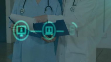 Kafkas doktorların hastanede hasta raporlarını tartışan ikonların akış çizelgelerinin animasyonu. Dijital bileşik, çoklu pozlama, iletişim, takım çalışması, tıbbi ve teknoloji kavramı.