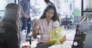 Çeşitli kadın iş arkadaşlarının raporları tartışırken birden fazla grafik ve ticaret kurulunun animasyonu. Dijital bileşik, çoklu pozlama, iş, borsa, planlama ve takım çalışması kavramı.