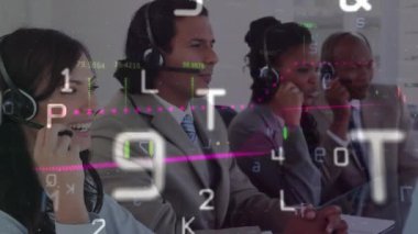 Ofisteki çeşitli meslektaşların telefon kulaklıklarıyla konuşmaları üzerine finansal veri işleme animasyonu. Küresel finans ve iş teknolojisi kavramı