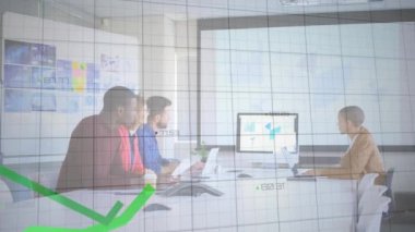 Ofisteki çeşitli iş adamları üzerinde işleyen yeşil hatların finans verilerinin animasyonu. Küresel iş, bağlantılar, hesaplama ve veri işleme kavramı dijital olarak oluşturulmuş video.