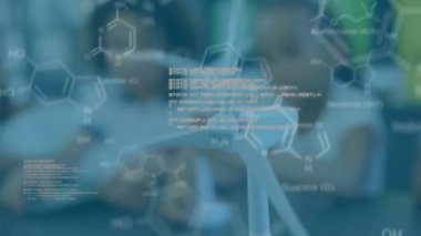 Rüzgar türbini ve çeşitli okul çocukları üzerinde bilimsel veri işleme animasyonu. Küresel çevre, bilim, eğitim ve veri işleme kavramı dijital olarak oluşturulmuş video.