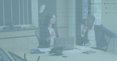 Ofisteki çeşitli iş adamları üzerinde finansal veri işleme animasyonu. Küresel iş, hesaplama, ağlar, dijital arayüz ve dijital olarak oluşturulmuş video işleme kavramı.