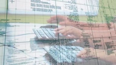 Okulda bilgisayar kullanan öğrencilerin orta kesiminde veri işleme animasyonu. Okul ve eğitim teknolojisi kavramı