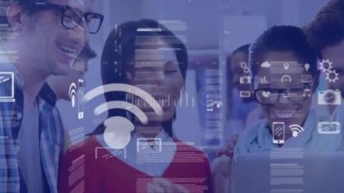 İkonların, grafiklerin ve çeşitli iş arkadaşlarının ofiste fikir alışverişinde bulunmalarının animasyonu. Dijital bileşik, çoklu pozlama, rapor, iş dünyası, takım çalışması, borsa ve teknoloji kavramı.