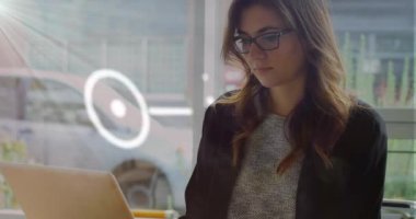 Bir kafede dizüstü bilgisayar kullanan iki ırklı iş kadınına karşı dijital simge ağının animasyonu. Küresel ağ ve iş teknolojisi kavramı