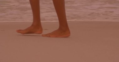 Sahilde yürüyen bir kadının alt tabakası. Seyahat, tatil, tatil ve eğlence kavramı