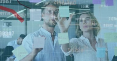 Ofisteki çeşitli iş adamları üzerinde kırmızı çizgiler ve veri işleme animasyonu. Küresel iş, finans, hesaplama ve veri işleme kavramı dijital olarak oluşturulmuş video.