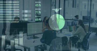 Ofiste çalışan çeşitli kişilere karşı istatistiksel veri işleme animasyonu. Bilgisayar arayüzü ve iş veri teknolojisi kavramı