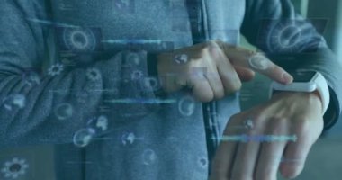 Gülümseyen beyaz bir kadının üzerinde radarların ve kürelerin animasyonu. Dijital bileşik, çoklu pozlama, sonar, küreselleşme, soyut ve teknoloji kavramı.