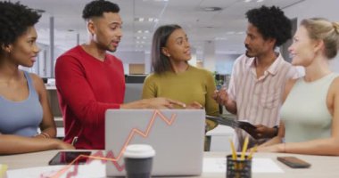 Muhtelif meslekdaşlardan oluşan bir ekibin ofiste tartıştığı istatistiksel veri işleme animasyonu. Bilgisayar arayüzü ve iş veri teknolojisi kavramı