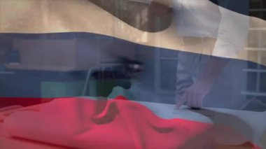 Çift ırklı mühendis üzerinde Rus bayrağının animasyonu kat planlarını kontrol ediyor. Dijital bileşim, çoklu pozlama, meslek, özgürlük, hükümet ve vatanseverlik kavramı.