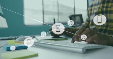 Afro-Amerikan erkeğinin orta kesiminde grafiksel tablet kullanan bağlı ikonların canlandırılması. Dijital kompozit, çoklu pozlama, iletişim, müzik, sanatçı ve teknoloji kavramı.