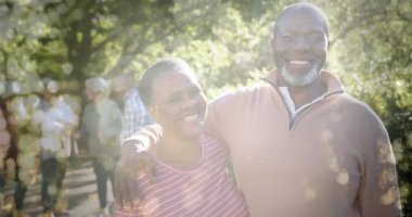 Bahçede gülümseyen yaşlı insanlar üzerinde ışık lekelerinin canlandırılması. Mutluluk, kıdemli yaşam tarzı, aktif yaşam tarzı ve dijital olarak oluşturulmuş emeklilik konsepti.