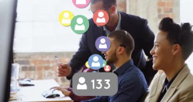 Profil simgelerinin canlandırılması ve artan sayılar, çeşitli yöneticilerin masa başı çalışanlarıyla tartışması. Dijital bileşik, sosyal medya, büyüme, iş dünyası, bilgisayar, teknoloji, takım çalışması, ofis.