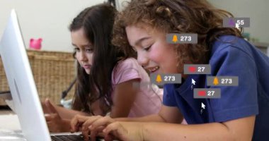 Çeşitli çocukların yerde yatıp dizüstü bilgisayar kullanmasıyla ilgili bilgilendirme çubukları. Dijital bileşim, çoklu pozlama, çocukluk, birliktelik, sosyal medya anımsatıcı ve teknoloji kavramı.