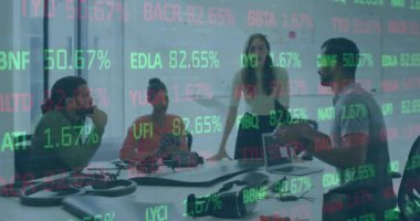 Ofiste tartışan çeşitli meslektaşlar takımına karşı borsa veri işleme animasyonu. Küresel ekonomi ve iş teknolojisi kavramı