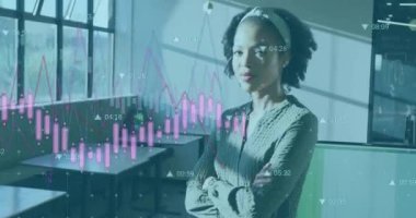 Değişen numaralarla grafiklerin animasyonu, ofiste kollarını kavuşturmuş gülümseyen melez kadın. Dijital bileşik, çoklu pozlama, rapor, büyüme, rakamlar, kâr ve iş konsepti.