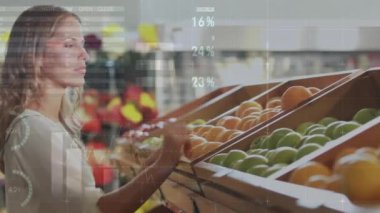 Marketten alışveriş yapan beyaz bir kadın için finansal veri işleme animasyonu. Küresel iş, bağlantılar, hesaplama ve veri işleme kavramı dijital olarak oluşturulmuş video.