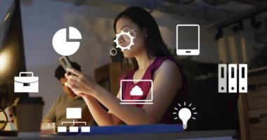 Ofiste akıllı telefon kullanan Asyalı iş kadını üzerine bilgisayar uygulama simgelerinin animasyonu. Dijital bileşim, iş dünyası, bulut hesaplama, dizin, fikirler, grafik, teknoloji, mesajlaşma, sosyal medya.
