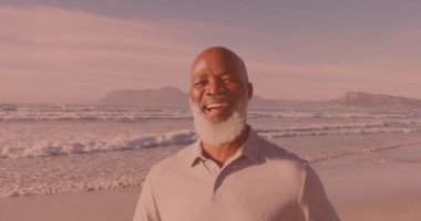 Sahilde gülümseyen Afrikalı Amerikalı son sınıf öğrencisinin portresi. Seyahat emeklilik yaşam tarzı konsepti