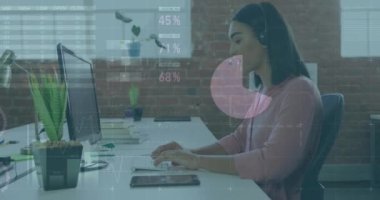 Bilgisayarda çalışan Asyalı müşteri temsilcisi üzerinden bilgi arayüzü animasyonu. Dijital bileşik, çoklu pozlama, rapor, iş dünyası, küresel, çağrı merkezi ve teknoloji kavramı.