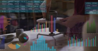 Beyaz adamın çanak çömlek tekeri kullanarak kâse yaptığı grafiklerin ve sayı tablolarının animasyonu. Dijital bileşik, çoklu pozlama, rapor, iş, zanaat ve atölye konsepti.