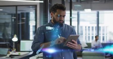 Ofiste tablet kullanan gülümseyen beyaz iş adamı üzerine bilgisayar dili animasyonu. Dijital bileşim, iş dünyası, sakal, kodlama, ikili kod, veri işleme, teknoloji ve ofis kavramı.