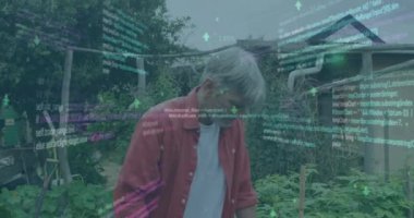 Bilgisayar dili animasyonu, bahçıvanlık yapan Kafkasyalı ihtiyardan daha önemli. Dijital bileşik, çoklu pozlama, kodlama, emeklilik, programlama dili, tarım ve teknoloji kavramı.