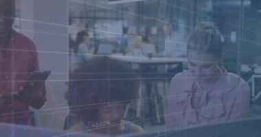 Çeşitli iş arkadaşlarının masa başında tartıştığı birden fazla grafiğin animasyonu. Dijital bileşik, çoklu pozlama, rapor, iş, büyüme, takım çalışması ve teknoloji kavramı.