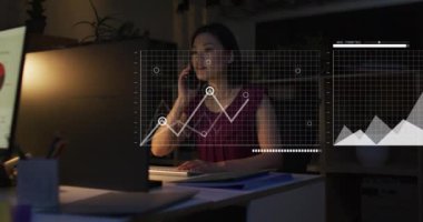 Ofiste geç saatlere kadar çalışan Asyalı kadının akıllı telefonuyla konuşmasının istatistiksel veri işleme animasyonu. Bilgisayar arayüzü ve iş veri teknolojisi kavramı