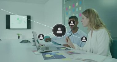 Dizüstü bilgisayardaki raporları tartışan farklı iş arkadaşlarının çizgileriyle bağlantılı simgelerin canlandırılması. Dijital bileşik, çoklu pozlama, iletişim, planlama, takım çalışması ve teknoloji kavramı.