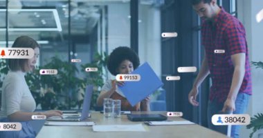 Çeşitli iş arkadaşlarının ofiste raporları tartışması üzerine çoklu bilgilendirme çubuklarının canlandırılması. Dijital bileşik, çoklu pozlama, sosyal medya anımsatıcı, planlama, takım çalışması ve teknoloji kavramı.