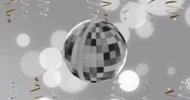 Parti flamalarının animasyonu ve gri arka planda ayna disko topu. Yeni yıl, yeni yıl arifesi, parti, kutlama ve geleneksel konsept dijital olarak oluşturulmuş video.