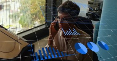 Ofiste akıllı telefondan konuşan beyaz kadın hakkında istatistiksel veri işleme animasyonu. Bilgisayar arayüzü ve iş veri teknolojisi kavramı