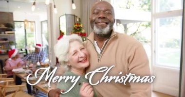 Mutlu noel mesajlarının animasyonu farklı üst sınıf arkadaşlarının evde Noel kutlamaları üzerine. Noel, kutlama ve gelenek konsepti dijital olarak oluşturulmuş video.