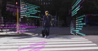 Bilgisayar dilinin animasyonu, tramvay çantalı maske takan Afro-Amerikan adam caddeyi geçiyor. Dijital bileşik, çoklu pozlama, covid, güvenlik, programlama dili, kodlama ve teknoloji.