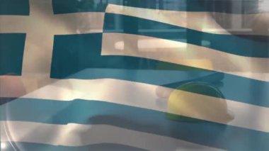 Sarı miğferin üzerinde sallanan Yunan bayrağının animasyonu ve cam pencereye karşı masa planı. Dijital bileşim, çoklu pozlama, işçi miğferi, güvenlik, hükümet ve vatanseverlik kavramı.