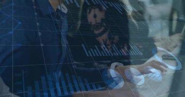 Grafiklerin canlandırılması, çeşitli müşteri temsilcilerinin müşterilerle konuşması üzerinden numaraların değiştirilmesi. Dijital bileşik, çoklu pozlama, rapor, iş, büyüme, çağrı merkezi ve teknoloji kavramı.