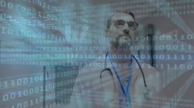 Kafkas erkek doktor üzerinde ikili kodlama veri işleme animasyonu. Küresel tıp, bilim, bağlantılar, hesaplama ve veri işleme kavramı dijital olarak oluşturulmuş video.