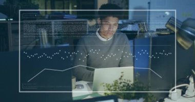 Grafiklerin animasyonu, bar ve verileri düşünceli çift ırklı adamın dizüstü bilgisayardaki raporları analiz etmesi üzerine yüklemek. Dijital bileşik, çoklu pozlama, iş, ilerleme ve teknoloji kavramı.