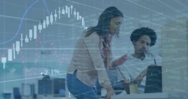 Ofisteki bilgisayarda tartışan çok ırklı meslektaşları etkileyen grafiklerin animasyonu. Dijital bileşim, iş dünyası, rapor, ilerleme, takım çalışması, teknoloji, planlama, fikirler.